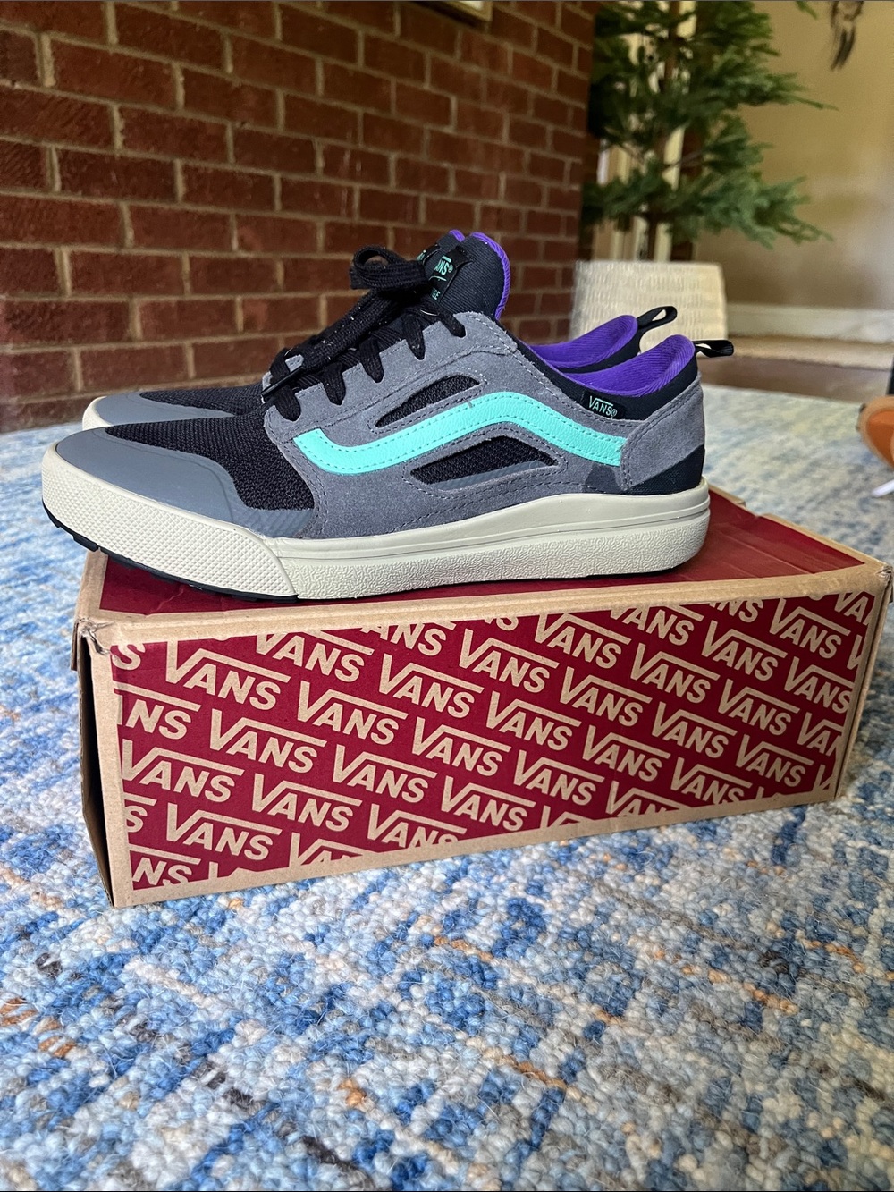 Vans Men’s Size 10 Gray with Teal Stripe Ultrarange 3D